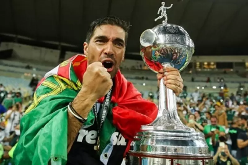 أبيل فيريرا: المدرب الحائز على 10 بطولات والذي رفض عرضًا قطريًا، يتحدى الأهلي في مواجهة مثيرة مع بالميراس