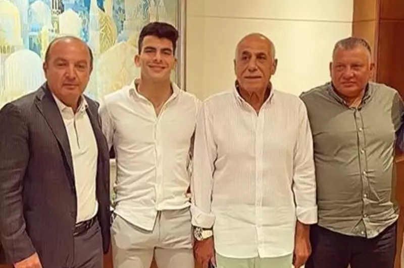 زيزو: حسين لبيب قدم لي عرضًا لتجديد عقدي في فيلا، ووالدي يستحق نسبة من العمولة